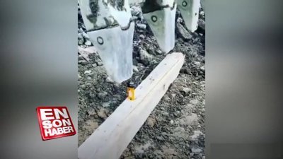 Kepçeyle çakmak yaktı