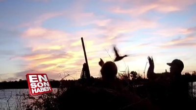 Ördeği eliyle yakalayan avcı
