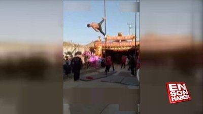 Gösteri yapan akrobatlar yere çakıldı