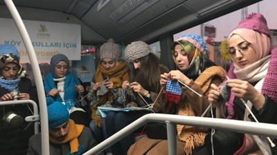 Farkındalık yaratmak için metrobüste örgü ördüler