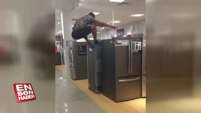 Buzdolabının üzerine zıplayan adam kamerada