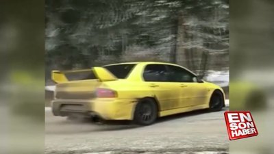 Profesyonel sürücüden drift gösterisi