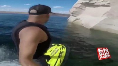 Kayalıklarda sörf yapan adam