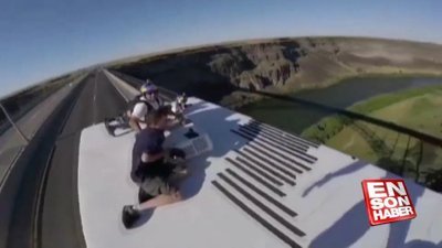 Otobüsün üzerinden paraşütle atladı