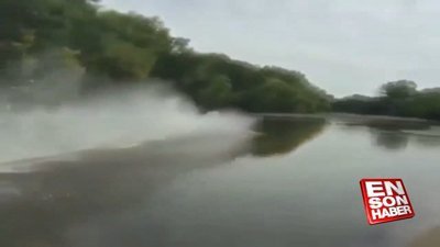 Motosikletini suyun üzerinde süren sürücü