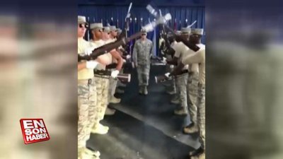 Askerlerden senkronize selam