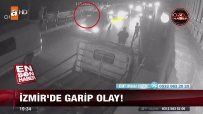 Hareket halindeki otomobilin camına kafa attı