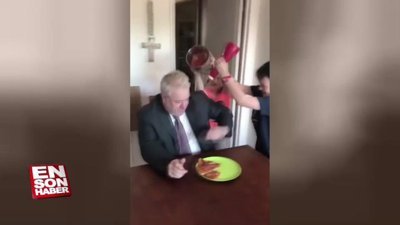 Çocuklarıyla şaka yarışına giren baba