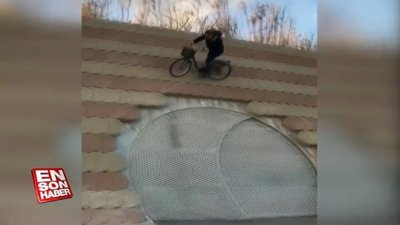 Yoldaki barikatı aşmak için duvara tırmandılar