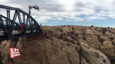 Metrelerce yükseklikten suya atlayan adam