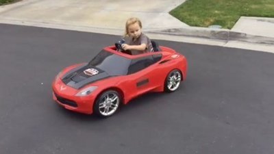 Akülü arabasıyla drift yapan küçük kız