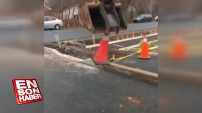 İş makinesıyla şov yapan operatör