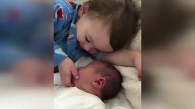 Küçük çocuğun minik kardeşine şefkati