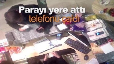 Parayı yere attı, telefonu çaldı