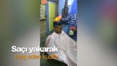 Saçı yakarak tıraş eden kuaför 