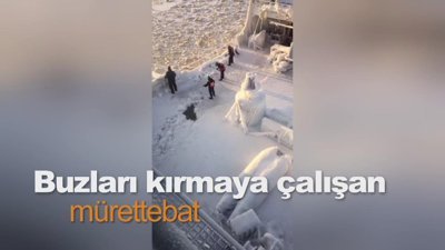 Gemideki buzları kırmaya çalışan mürettebat