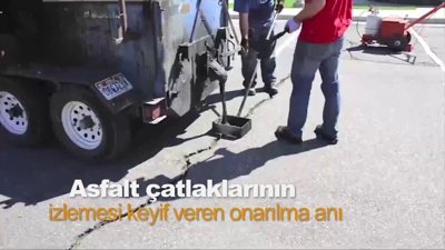 Asfalt çatlaklarının izlemesi keyif veren onarılma anı