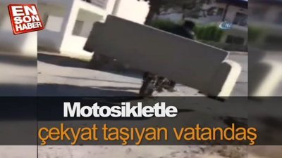 Motosikletle çekyat taşıyan vatandaş