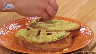 Guacamole soslu kızarmış ekmek