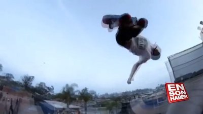 Kaykayıyla şov yapan genç