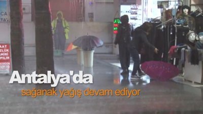 Antalya'da sağanak yağış devam ediyor
