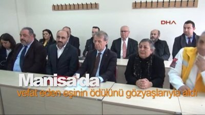 Vefat eden eşinin ödülünü gözyaşlarıyla aldı