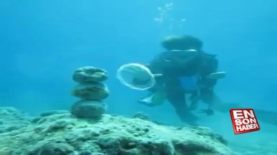 Su altında kabarcıkla taş devirme