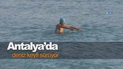 Antalya’da deniz keyfi sürüyor