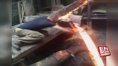 Erimiş demire çıplak eliyle dokunan adam