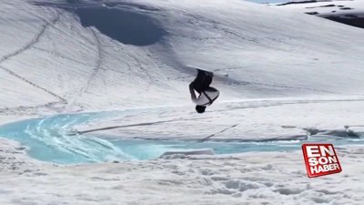 Tişörtle kayak yapan adam