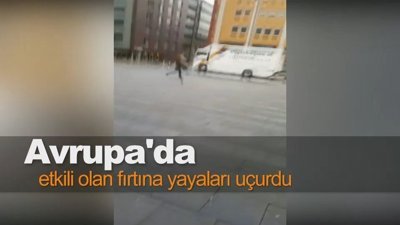 Avrupa'da etkili olan fırtına yayaları uçurdu