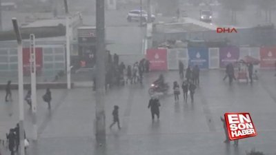 Taksim'de kar yağışı