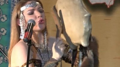 Ağız kopuzu ile vahşi doğa sesleri çıkartan şaman kadın