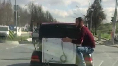 Otomobilin bagajında çamaşır makinesiyle yolculuk