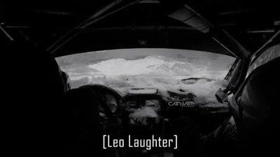 İçi kar dolu araç ile ralliye devam eden pilotlar