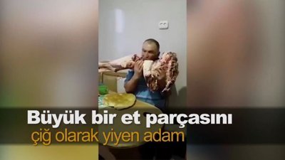 Büyük bir et parçasını çiğ olarak yiyen adam