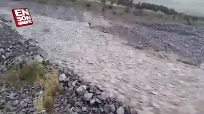 Yeni Zelanda'da dere gibi akan taş heyelanı