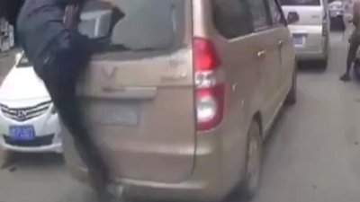 Seyir halindeki araca uçan tekme