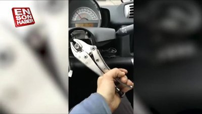 Direksiyonsuz araba kullanan sürücü