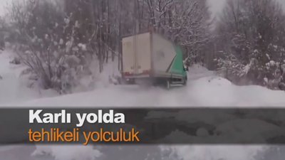 Karlı yolda tehlikeli yolculuk