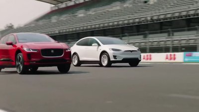 Tesla ve elektrikli Jaguar kapıştı
