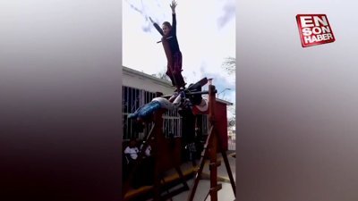 Meksikalı çocukların bindiği tehlikeli dönme dolap