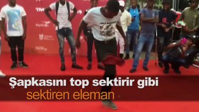 Şapkasını top sektirir gibi sektiren eleman