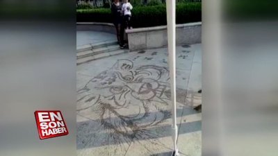 Beton zeminde suyla sanatsal çalışma