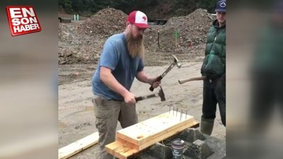 Çekiçle çivi çakma gösterisi