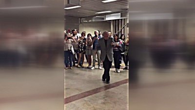 Taksim metrosunda dans eden amca