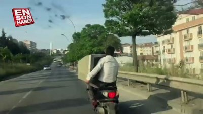 Motosikletle televizyon taşıyan adamlar