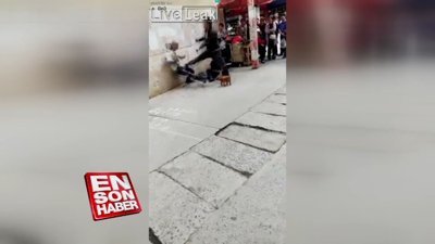 Dilenciyi tokatlayan adama uçan tekme attı