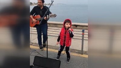 Sokak sanatçılarına taş çıkaran minik çocuk