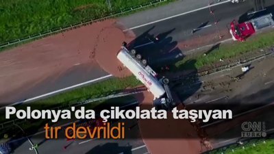 Polonya'da çikolata taşıyan tır devrildi